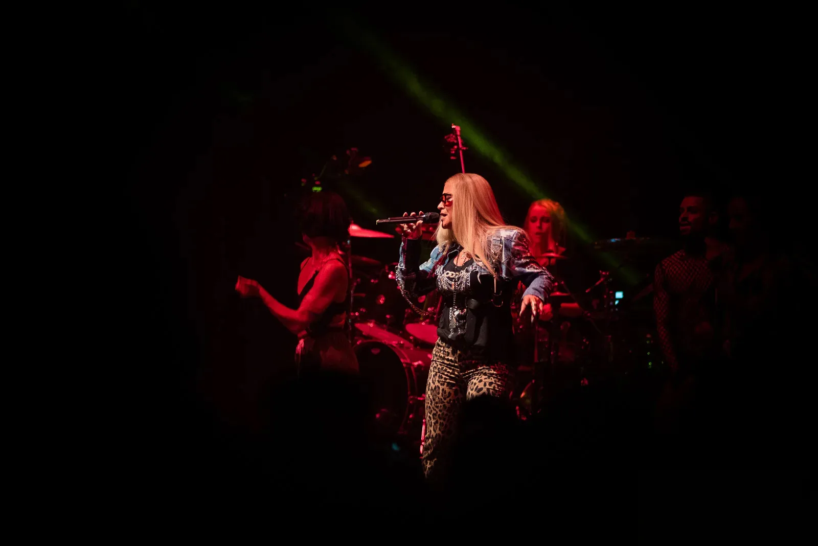 Anastacia canta dal vivo a Lisbona, con la band alle spalle